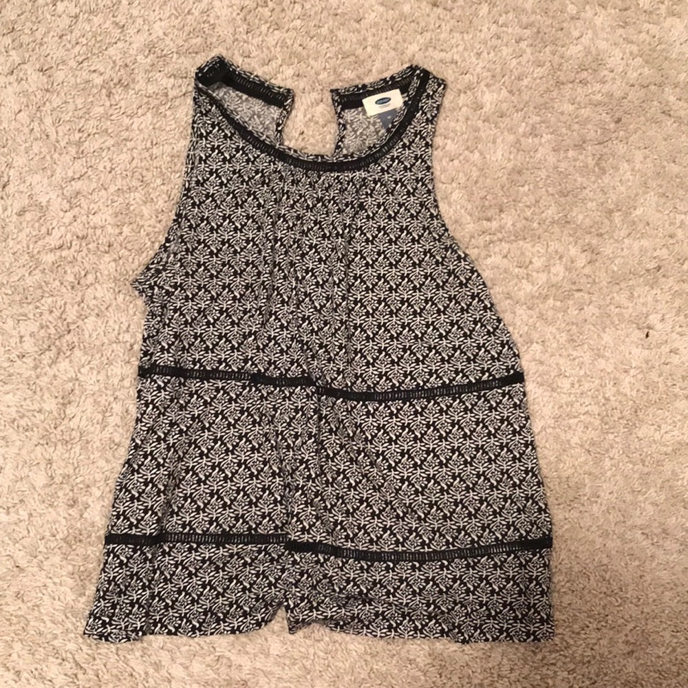 black and white Old Navy top
